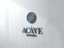 Τρισδιάστατη επιτοίχια σήμανση ACAVE Santorini με κυκλικό σύμβολο και λογότυπο