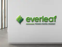 Τρισδιάστατο λογότυπο Everleaf σε τοίχο με τρία πράσινα φύλλα και εταιρική περιγραφή