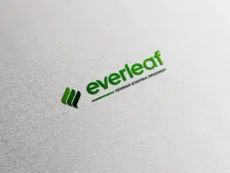 Πράσινο λογότυπο Everleaf με σύμβολο φύλλων σε ανάγλυφο λευκό χαρτί
