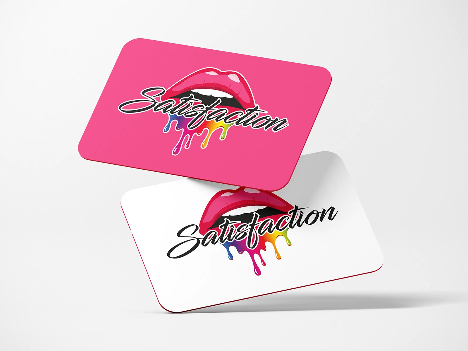 Επαγγελματικές κάρτες Satisfaction σε ροζ και λευκό με το πολύχρωμο λογότυπο.