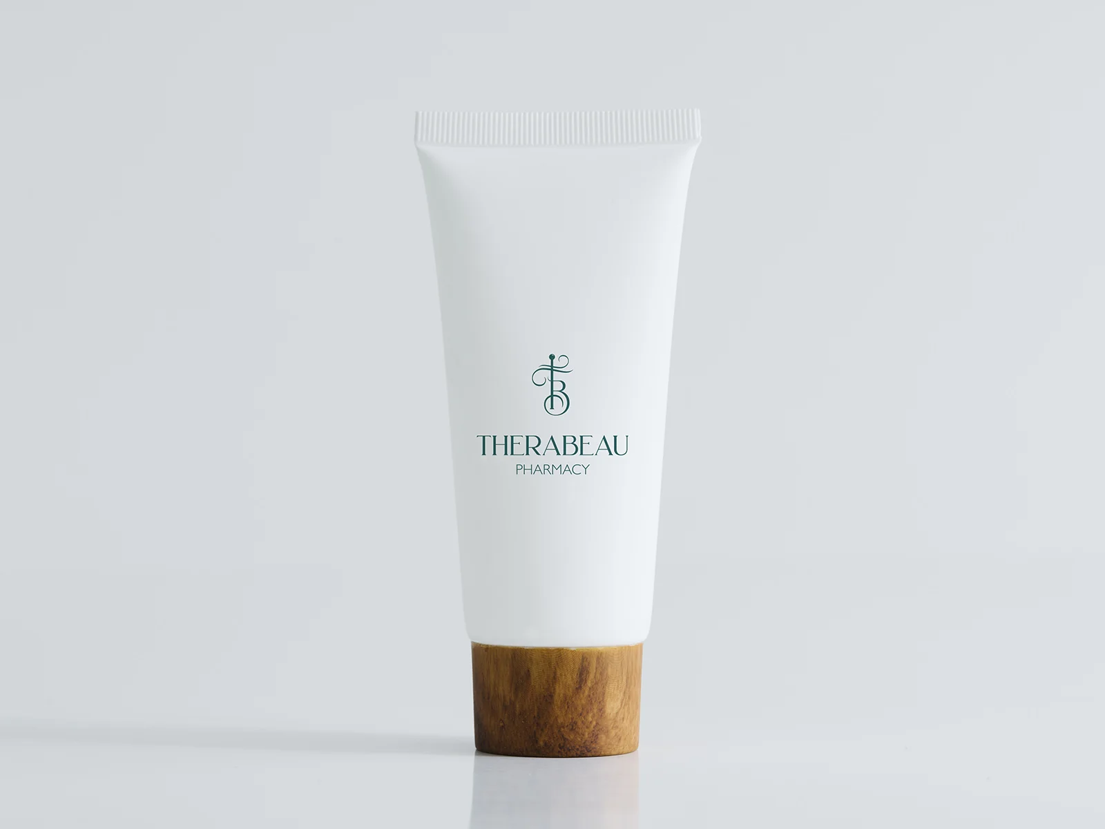 Λογότυπο Therabeau Pharmacy σε λευκή συσκευασία κρέμας χεριών με ξύλινο πώμα