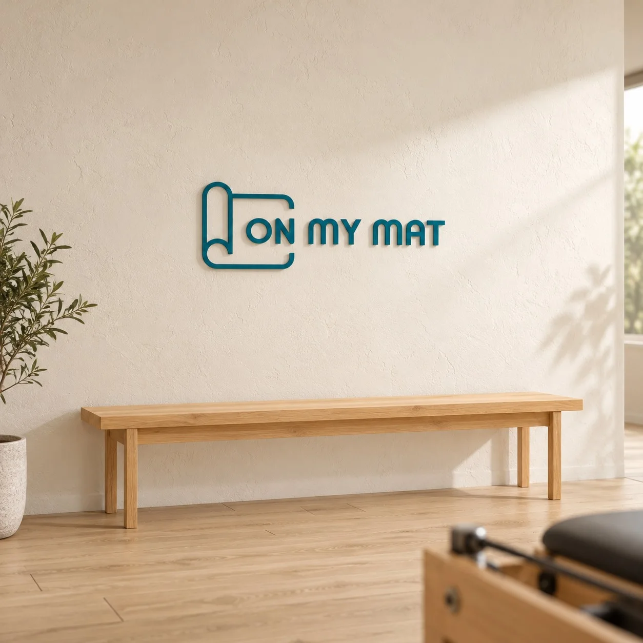 Εφαρμογή της επιγραφής On My Mat σε εσωτερικό τοίχο studio Pilates