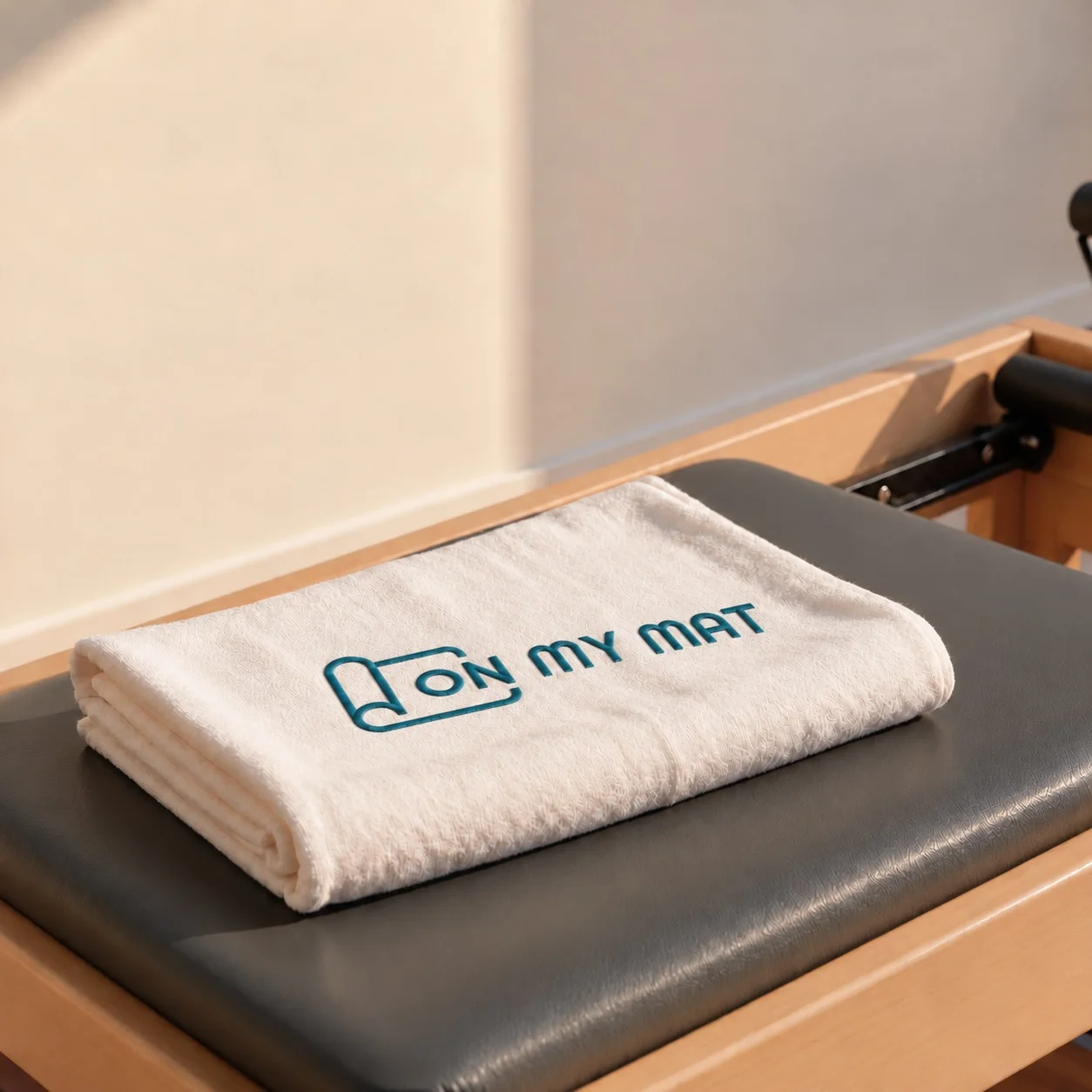 Πετσέτα με κεντημένο το λογότυπο On My Mat